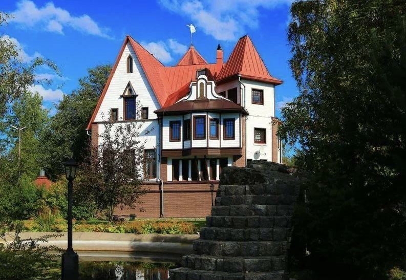 Загородный коттедж со своим банным комплексом и бассейном